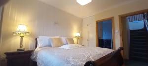 Postel nebo postele na pokoji v ubytování Woodhaven Manor h91rc9d