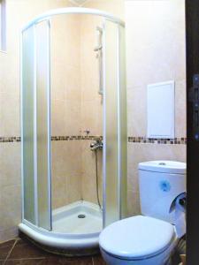 łazienka z prysznicem, toaletą i umywalką w obiekcie Apartment Lozenets w Łozencu +6 zdjęć