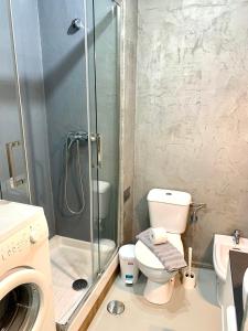 een badkamer met een douche, een toilet en een wastafel bij Rincón Feliz in Corralejo