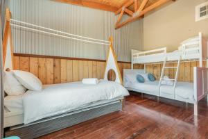 Dos literas en una habitación con suelo de madera. en Echuca 265 - Echuca Holiday Homes, en Echuca 17 fotos más
