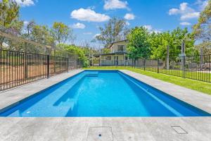 una piscina en el patio trasero de una casa en Echuca 265 - Echuca Holiday Homes, en Echuca