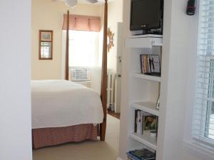 羅克波特的住宿－The Beech Tree B&B，一间卧室设有一张床、一台电视和一个窗口。
