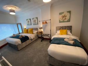 A bed or beds in a room at Pit stop relax, unwind and rejuvenate 2 bedrooms apartment flat 1 in Swansea