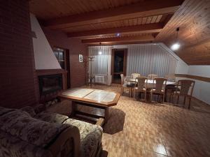 A seating area at Apartmán na hranici