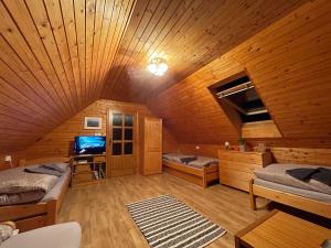 um quarto amplo com 2 camas e uma televisão em Apartmán na hranici em Oravská Polhora