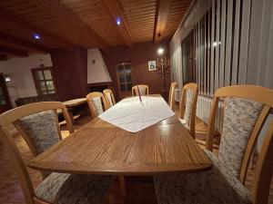 A seating area at Apartmán na hranici