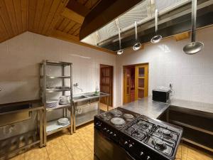 uma cozinha com uma placa de fogão e forno. em Apartmán na hranici em Oravská Polhora