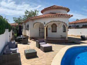 eine Villa mit einem Pool neben einem Haus in der Unterkunft Villa Sonrisa de Oro - private swimming pool in Miami Platja