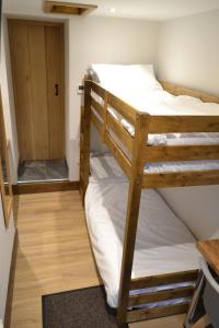 Letto a castello in una piccola camera con porta di Dalecote Barn Bed and Breakfast (Bunkroom) a Ingleton