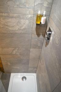 A bathroom at Dalecote Barn Bed and Breakfast (Bunkroom)