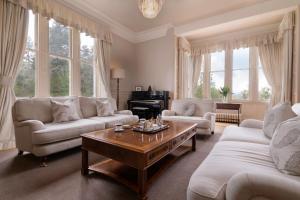a living room with couches and a coffee table at Lys-Na-Greyne in Aboyne