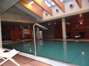 Bazén v ubytování DOBRUK APARTAMENTY "Krystyna" w PIĘCIOGWIAZDKOWYM HOTELU Royal Tulip Sand nebo v jeho okolí