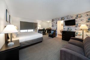 um quarto de hotel com uma cama e um sofá em The Grove West Seattle Inn em Seattle