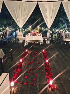 a room with a table with red roses on the floor at Il Piccolo Peccato in Cuernavaca +63 photos