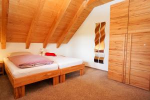 Ένα ή περισσότερα κρεβάτια σε δωμάτιο στο Hubertus Lodge