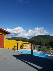 una casa con una piscina con montañas en el fondo en Casa Star, en Monte Sião