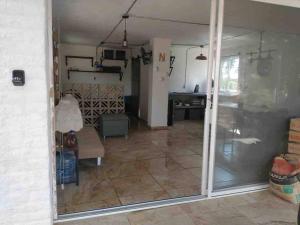 una sala de estar con una gran puerta corredera de cristal en Casa de campo ARANDAS JAL internet 10min pueblo, en Arandas