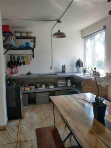 cocina con mesa y barra en una habitación en Casa de campo ARANDAS JAL internet 10min pueblo, en Arandas