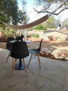 una mesa y dos sillas sentadas en un patio en Casa de campo ARANDAS JAL internet 10min pueblo, en Arandas