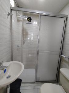 un baño con ducha y lavabo en Hotel Bogotá Airport, en Bogotá