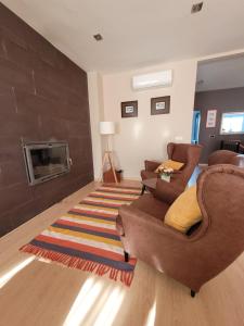 TV a/nebo společenská místnost v ubytování Ático Dúplex Baladrar Gran Terraza 8Km Playa Dénia-Oliva Nova Golf -IDEAL Familias y Grupos