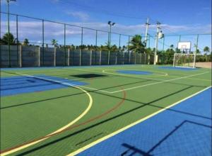 un campo da tennis con una rete sopra di Flat luxo 3 qtos NUI SUPREME - Beira Mar de Muro Alto a Porto De Galinhas