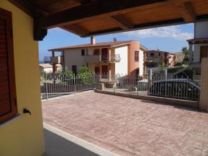 un patio con una valla frente a un edificio en B&B Mare & luna en San Sostene