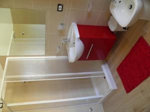 W łazience znajduje się umywalka, toaleta i lustro. w obiekcie B&B Mare & luna w mieście San Sostene