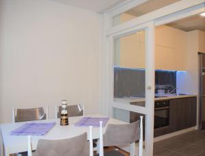- une cuisine et une salle à manger avec une table et des chaises dans l'établissement Tea's Apartment, à Skopje