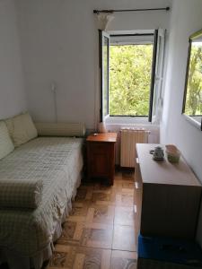 - une chambre avec un lit, une table et une fenêtre dans l'établissement Casa Don Diego, à Perlora