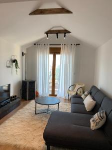 Zona d'estar a Noah's Attic - Apartment Hotel in Korce