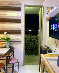 TV at/o entertainment center sa Cozy Boo Bed and Breakfast near Enchanted Kingdom by Dynel