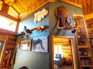 una habitación con muchos animales de peluche en una pared en Good Karma Inn, en Homer