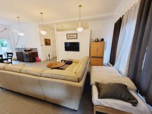 Imagen de la galería de Charming Renovated Brick Home on ATV/Snowmbl trail, en Bingham