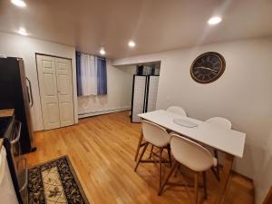 シカゴにあるStudio with Jacuzzi Close to Loyola FREE PARKINGのギャラリーの写真