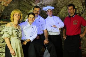 Eine Gruppe von Menschen, die sich für ein Bild in einer Küche ausgeben in der Unterkunft Hotel Gasthof Rössle in Westerheim