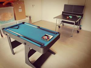 a ping pong table in a room with a ping pong ball at Villa Casa Tranquilespiral Alcobaça-Nazare in Mendalvo