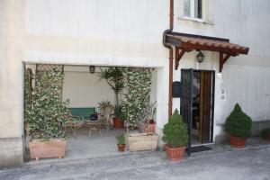 un bâtiment avec des plantes en pot devant une porte dans l'établissement Bed and Breakfast Casale Nardone, à Atina