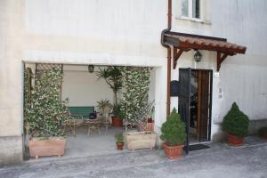 a building with potted plants in front of a door at Bed and Breakfast Casale Nardone in Atina