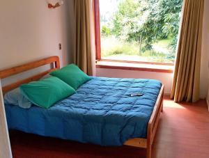 Un pat sau paturi într-o cameră la Cabaña en parcela de Villarrica