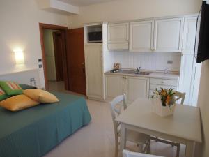 Кухня или мини-кухня в Lido Resort
