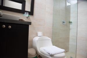 Een badkamer bij Ocean Blue Hotel