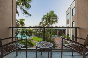 d'un balcon avec deux chaises et une table. dans l'établissement Mermaid Waters Hotel by Nightcap Plus, à Gold Coast