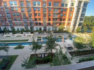 Pogled na bazen u objektu Resort Style Apartments in Spring, TX ili u blizini