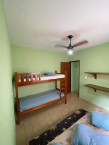 a room with two bunk beds and a ceiling at Chalés Beto Amá in Ubatuba
