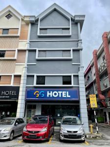 ペタリンジャヤにあるGG Hotel Bandar Sunwayのホテルの前に車を停めています