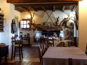a dining room with a table and chairs at I Mandorli in Lotzorai