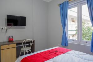 A bed or beds in a room at RedDoorz near Jalan Adi Sucipto Solo