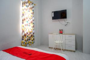 TV a/nebo společenská místnost v ubytování RedDoorz near Jalan Adi Sucipto Solo + 27 fotografií