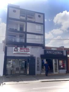 un hombre parado frente a un edificio en Hotel Casa Modelia, en Bogotá